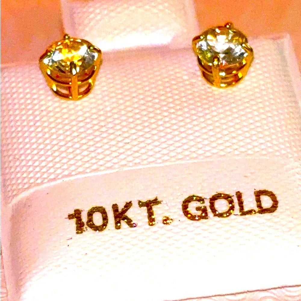 Real 10kt Gold Sparkling Earrings with Dainty Design!